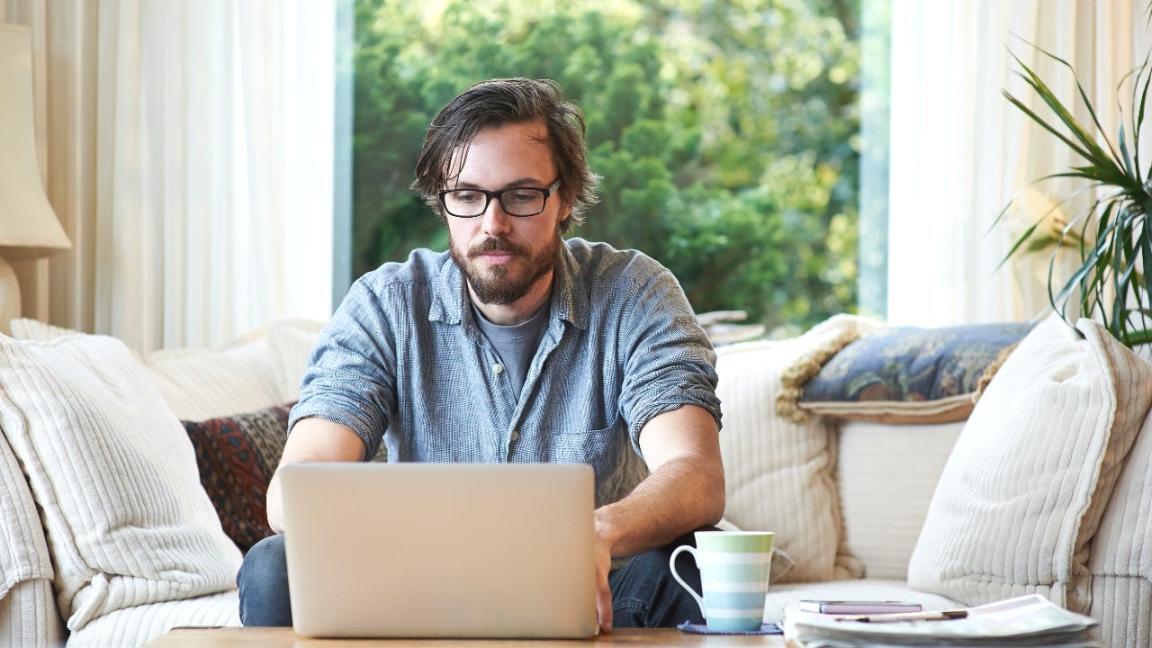 Specjalista analizujący strukturę budżetową podczas wykładu online